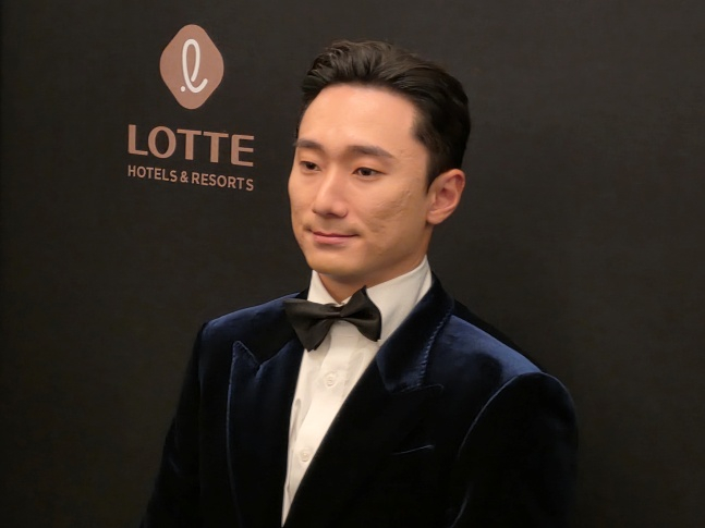 LG 신민재가 9일 서울 잠실 롯데호텔 월드에서 열리는 2025 신한 SOL뱅크 KBO 골든글러브 시상식에서 취재진과 인터뷰하고 있다. /사진=김동윤 기자