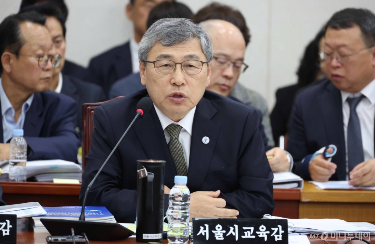 [서울=뉴시스] 조성봉 기자 = 정근식 서울시교육청 교육감이 30일 오후 서울 여의도 국회 교육위원회에서 열린 교육부 등 종합감사에서 의원 질의에 답변하고 있다. 2025.10.30.  /사진=조성봉