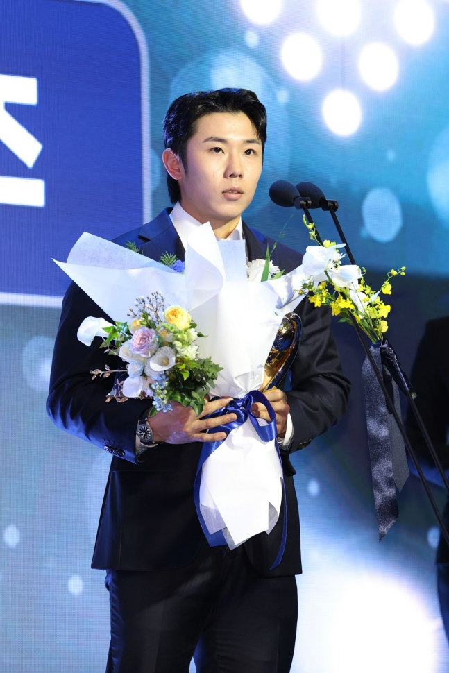 KBO 시상식에서 수비상을 수상한 김성윤. /사진=삼성 라이온즈 제공