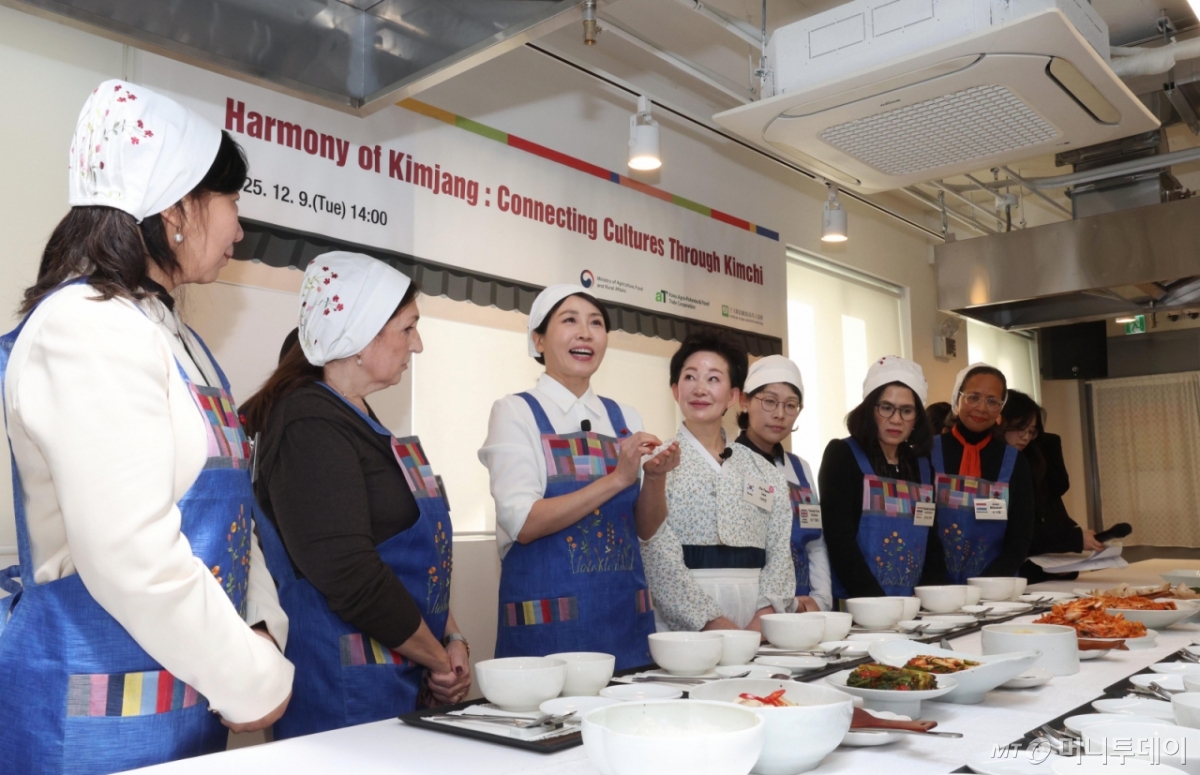 [서울=뉴시스] 고범준 기자 = 김혜경 여사가 9일 서울 종로구 북촌 한식문화공간 이음에서 열린 주한대사 배우자 초청 김장 행사에서 김치를 설명하고 있다. 2025.12.09. bjko@newsis.com /사진=고범준