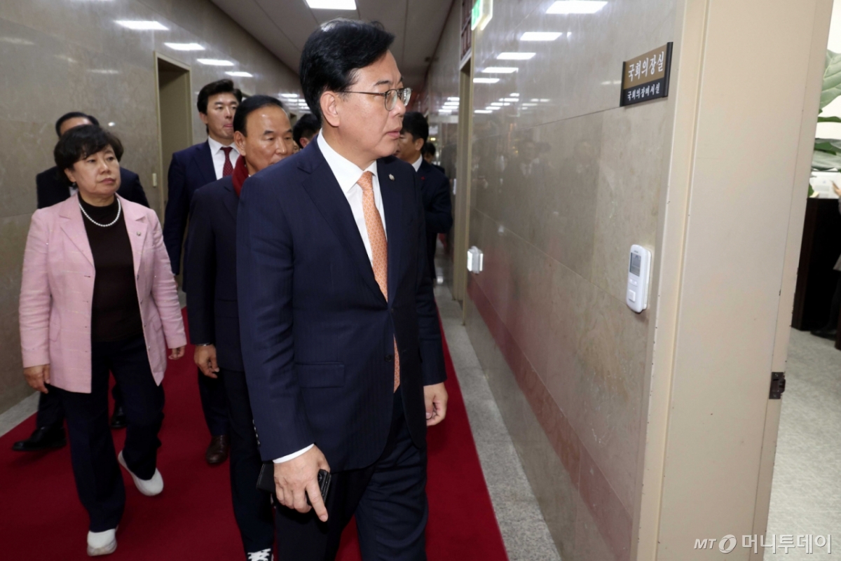 [서울=뉴시스] 조성봉 기자 = 송언석 국민의힘 원내대표와 중진의원들이 9일 오후 서울 여의도 국회에서 열린 제429회국회(정기회) 제16차 본회의 정회와 관련해 국회의장실을 항의방문하고 있다. 2025.12.09. suncho21@newsis.com /사진=조성봉