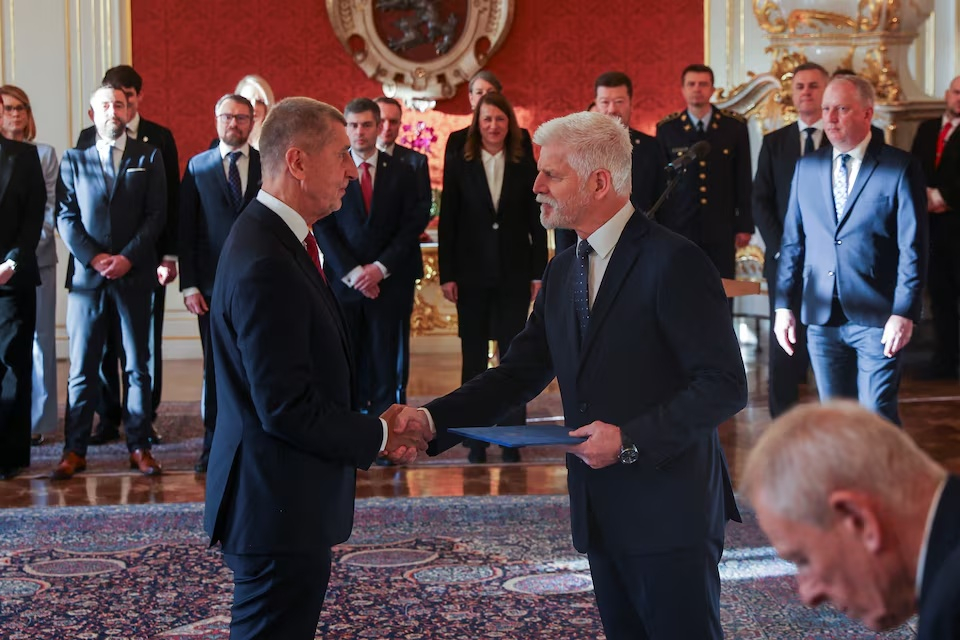 9일(현지시간) 체코 공화국 프라하의 프라하 성에서 페트르 파벨 체코 대통령이 안드레이 바비시 ANO 대표를 체코의 신임 총리로 임명하면서 악수하고 있습니다. /로이터=뉴스1