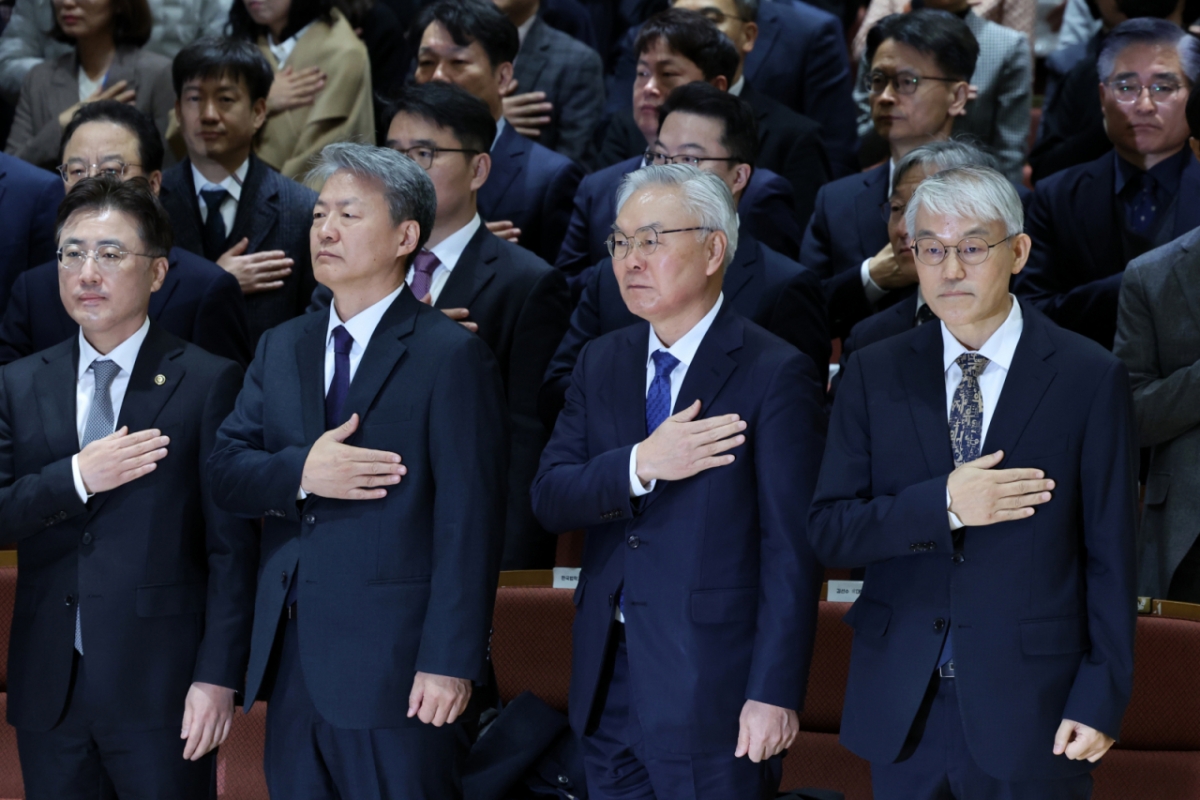 천대엽 법원행정처장(오른쪽)과 이진수 법무부 차관(왼쪽)이 9일 오전 서울 서초구 서울법원종합청사 청심홀에서 열린 '국민을 위한 사법제도 개편 공청회'에서 참석자들과 기념촬영을 하고 있다. /사진=뉴시스