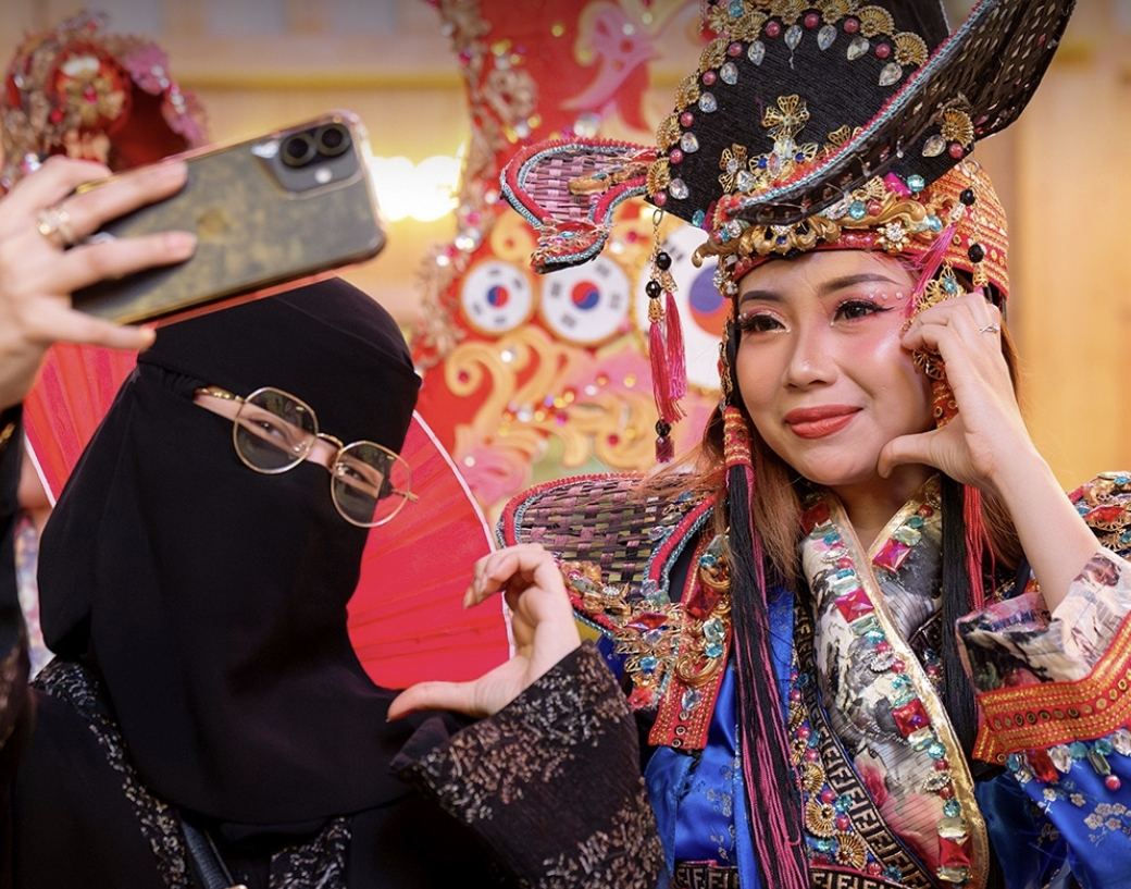 사우디아라비아 수도 리야드의 글로벌 축제 현장에 국적 불명의 옷이 한복으로 소개돼 논란이 되고 있다./사진=코리안 빌리지 SNS