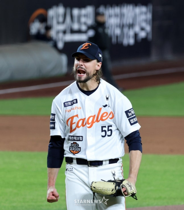 한국시리즈에서 역투를 펼치고 포효하는 와이스. /사진=강영조 선임기자