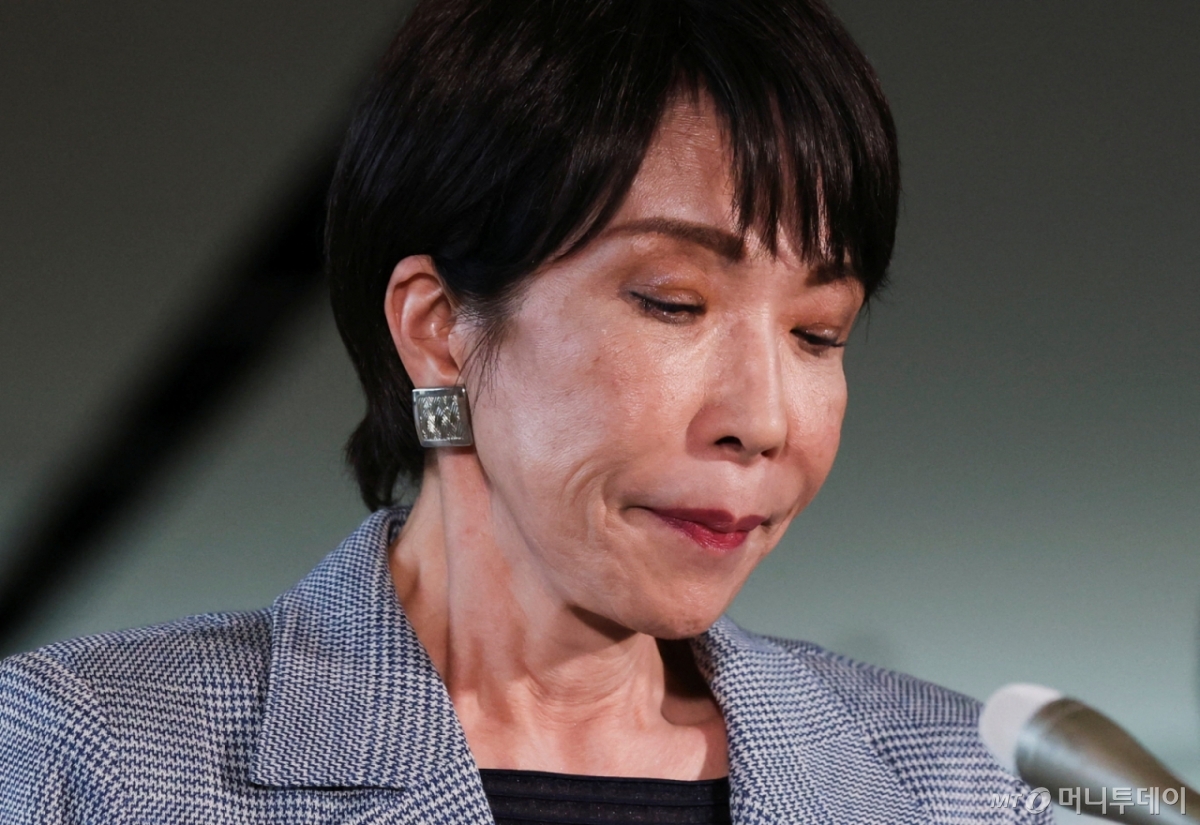 지난 11월25일 다카이치 사나에 일본 총리가 도쿄 총리관저에서 취재진에게 도널드 트럼프 미국 대통령과의 전화 통화에 대해 설명하던 중 눈을 감고 있다. / 로이터=뉴스1