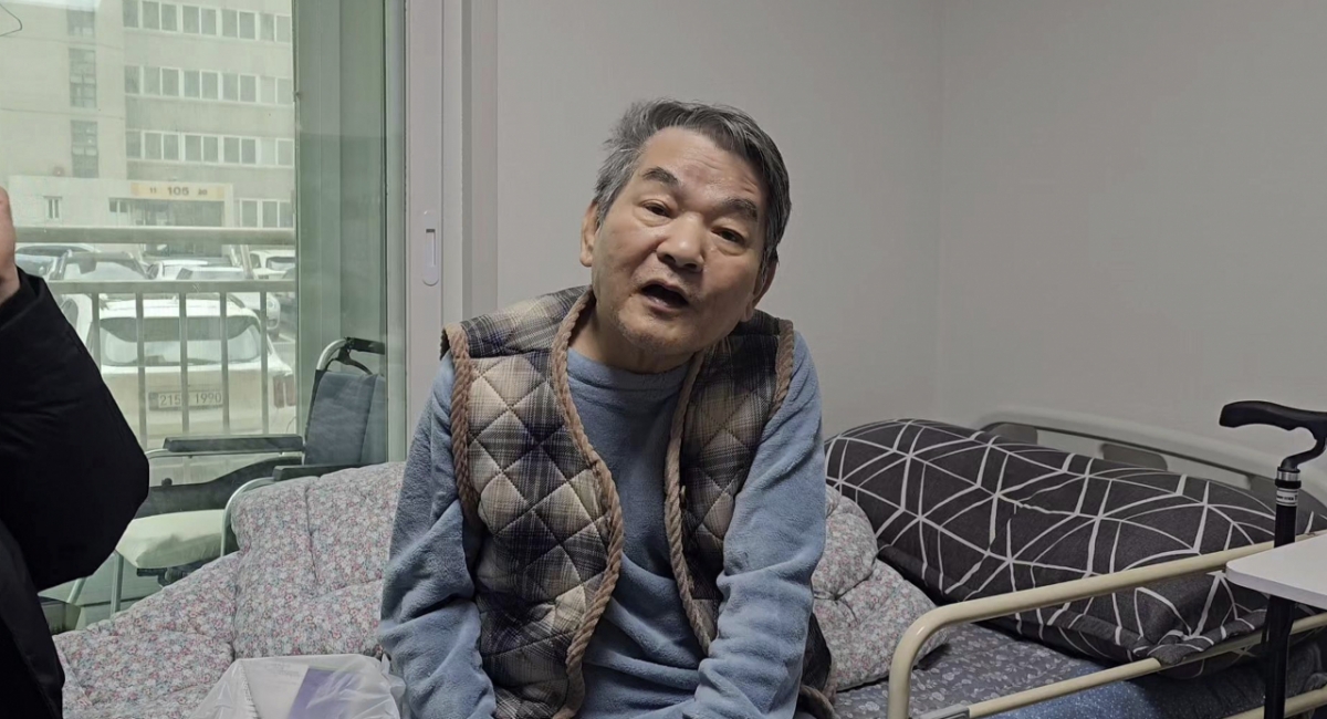 광주의료복지사협 우리동네의원의 다학제 주치의팀으로부터 통합적 진료를 받고 있는 박모씨(74)가 주치의팀과 인터뷰를 진행한 모습. /사진제공=서울대 의과대학·서울대병원 임상의료정책연구회