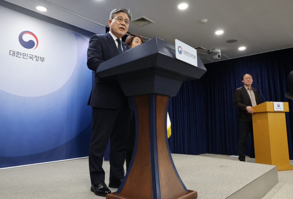  허민 국가유산청장이 10일 오전 서울 종로구 정부서울청사에서 오는 2026년 7월 부산에서 개회되는 K-헤리티지 전 세계 확산 위한 '제48차 유네스코 세계유산위원회 추진 계획'을 발표하고 있다. / 사진 = 뉴시스 