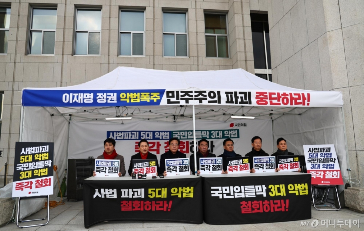 [서울=뉴시스] 김명년 기자 = 장동혁 국민의힘 대표가 10일 오전 서울 여의도 국회 본관 앞에서 열린 '8대 악법 저지' 릴레이 천막농성에서 발언하고 있다. 2025.12.10. kmn@newsis.com /사진=김명년