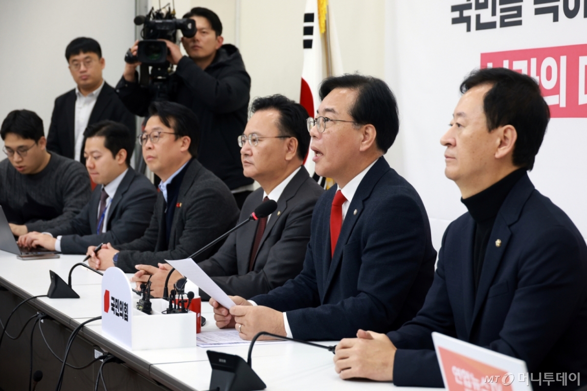 [서울=뉴시스] 고승민 기자 = 송언석 국민의힘 원내대표가 10일 서울 여의도 국회에서 현안 기자간담회를 하고 있다. 2025.12.10. kkssmm99@newsis.com /사진=고승민