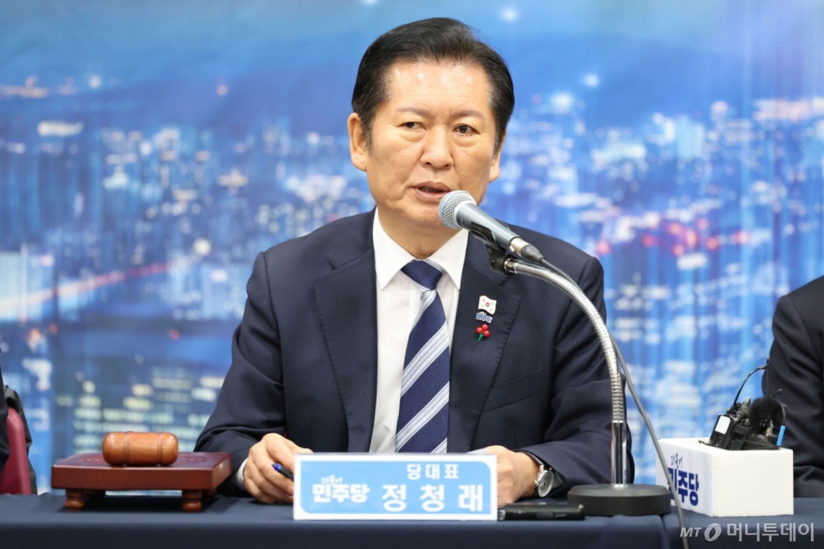 (광주=뉴스1) 이승현 기자 = 정청래 더불어민주당 대표가 10일 오전 광주 서구 김대중컨벤션센터에서 열린 광주 현장 최고위원회의에서 발언하고 있다.   2025.12.10/뉴스1  Copyright © 뉴스1. All rights reserved. 무단 전재 및 재배포,  AI학습 이용 금지. /사진=(광주=뉴스1) 이승현 기자