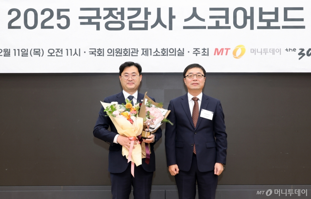 이정문 더불어민주당 의원이 11일 서울 여의도 국회 의원회관에서 열린 '2025 국정감사 스코어보드 대상'에서 스코어보드 대상을 수상한 뒤 소감을 말하고 있다. /사진=김창현 chmt@