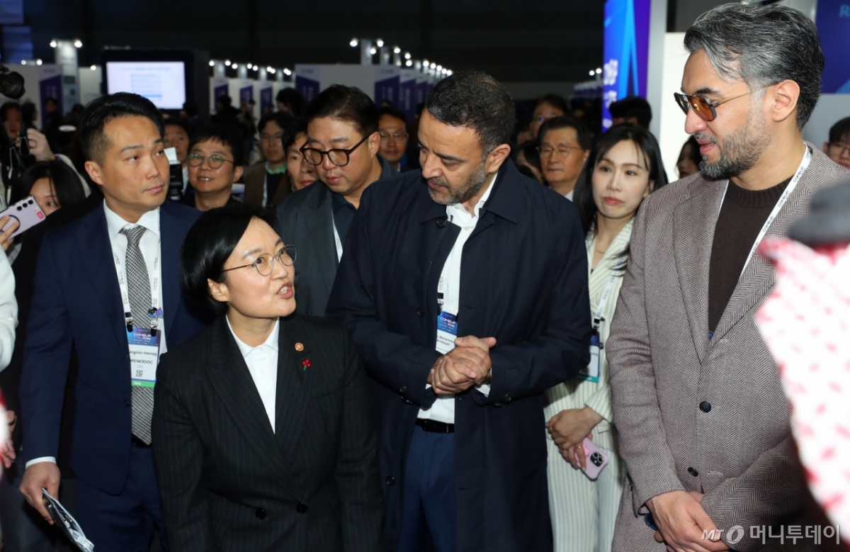 [서울=뉴시스] 김혜진 기자 = 한성숙 중소벤처기업부 장관이 10일 서울 강남구 코엑스에서 열린 글로벌 스타트업 페스티벌 '컴업(COMEUP) 2025'에서 글로벌 벤처 기업 관계자들과 대화를 나누고 있다. 2025.12.10. jini@newsis.com /사진=김혜진