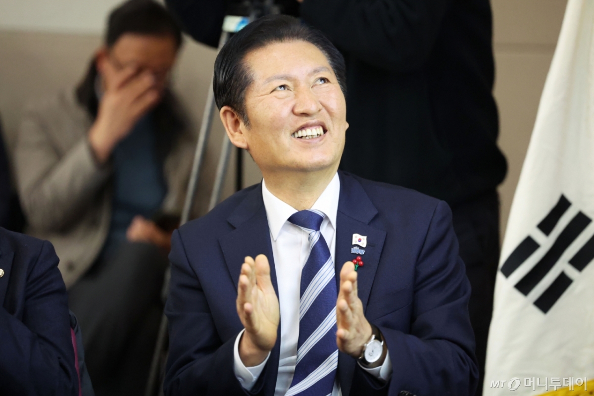 (광주=뉴스1) 이승현 기자 = 정청래 더불어민주당 대표가 10일 오전 광주 서구 김대중컨벤션센터에서 열린 호남발전특별위원회 성과보고회에서 박수를 치고 있다. 2025.12.10/뉴스1  Copyright © 뉴스1. All rights reserved. 무단 전재 및 재배포,  AI학습 이용 금지. /사진=(광주=뉴스1) 이승현 기자