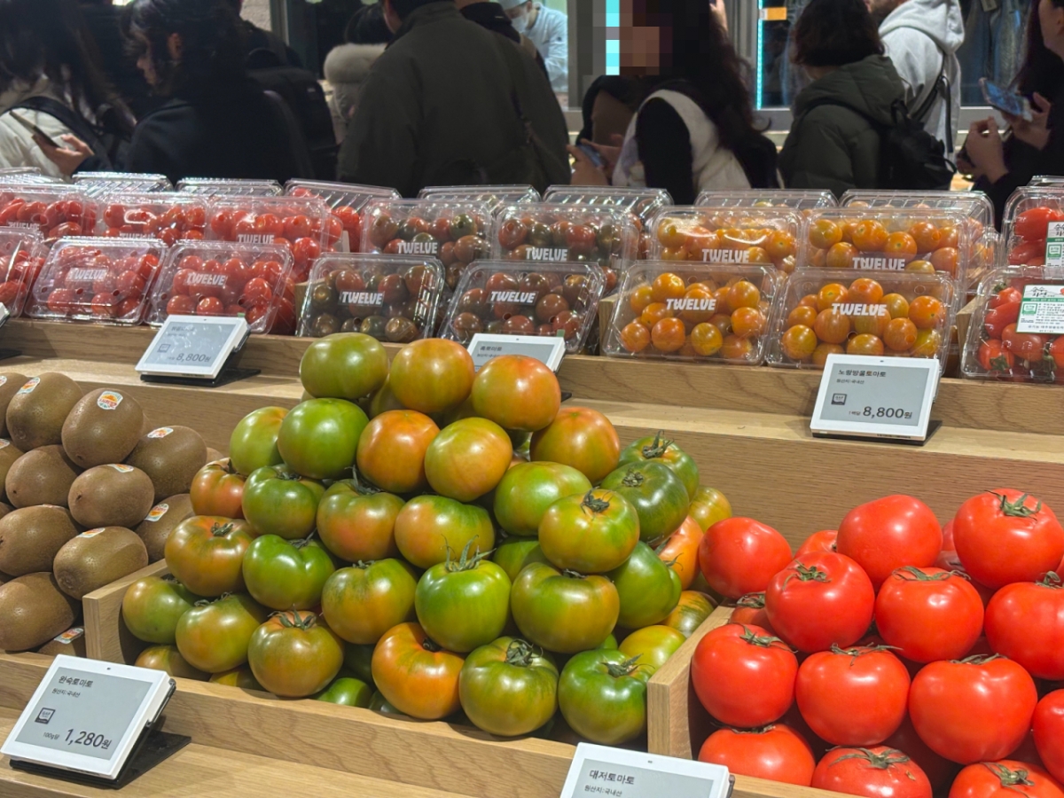 하우스오브신세계 청담 식품관, 과일 원물이 원목 선반 위에 진열되어있다. /사진=하수민기자 