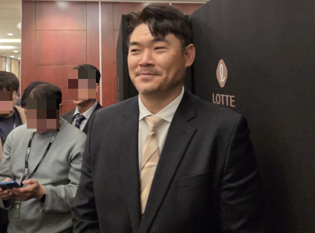 노경은이 골든글러브 시상식을 앞두고 취재진과 인터뷰를 하고 있다. /사진=김동윤 기자