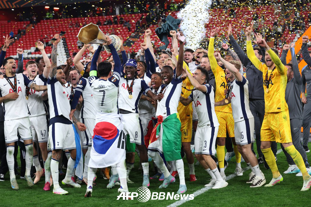 지난 2024~2025시즌 유럽축구연맹(UEFA) 유로파리그 우승을 이끈 뒤 트로피 세리머니를 하고 있는 손흥민. /AFPBBNews=뉴스1