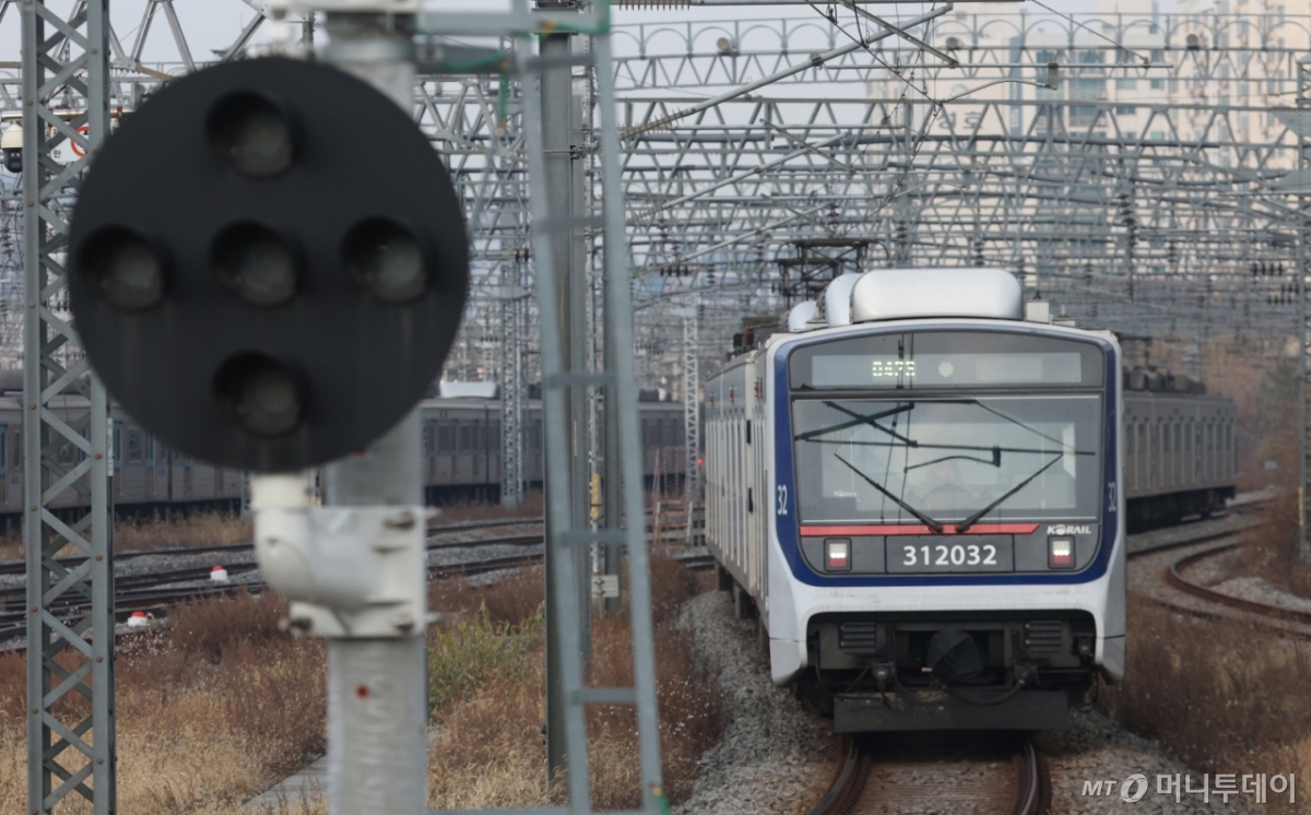 출근 시간대 전철역 승강장 혼잡 모습