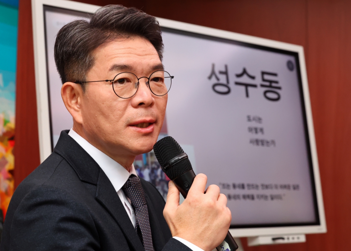 [서울=뉴시스] 최진석 기자 = 정원오 성동구청장이 10일 서울 성동구 펍지성수 라운지에서 성수동 책 관련 기자간담회를 하며 기자들의 질문에 답하고 있다. 2025.12.10. myjs@newsis.com /사진=최진석