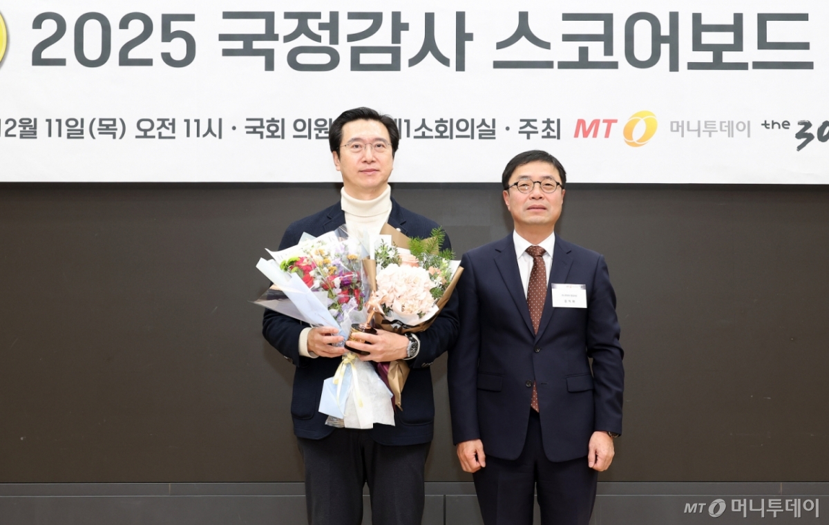강민국 국민의힘 11일 서울 여의도 국회 의원회관에서 열린 '2025 국정감사 스코어보드 대상'에서 스코어보드 대상을 수상한 뒤 김익태 머니투데이 편집국장과 기념촬영을 하고 있다. /사진=김창현 chmt@