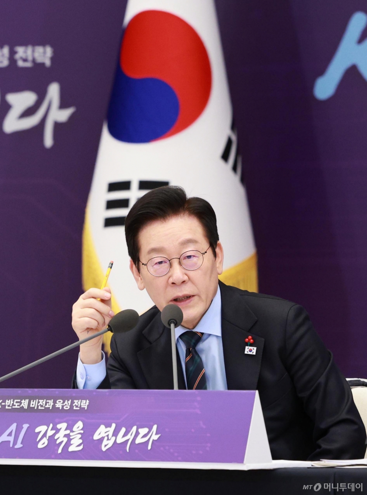 [서울=뉴시스] 고범준 기자 = 이재명 대통령이 10일 서울 용산 대통령실 청사에서 열린 AI 시대의 K-반도체 비전과 육성전략 보고회에서 발언하고 있다. 2025.12.10. bjko@newsis.com /사진=고범준