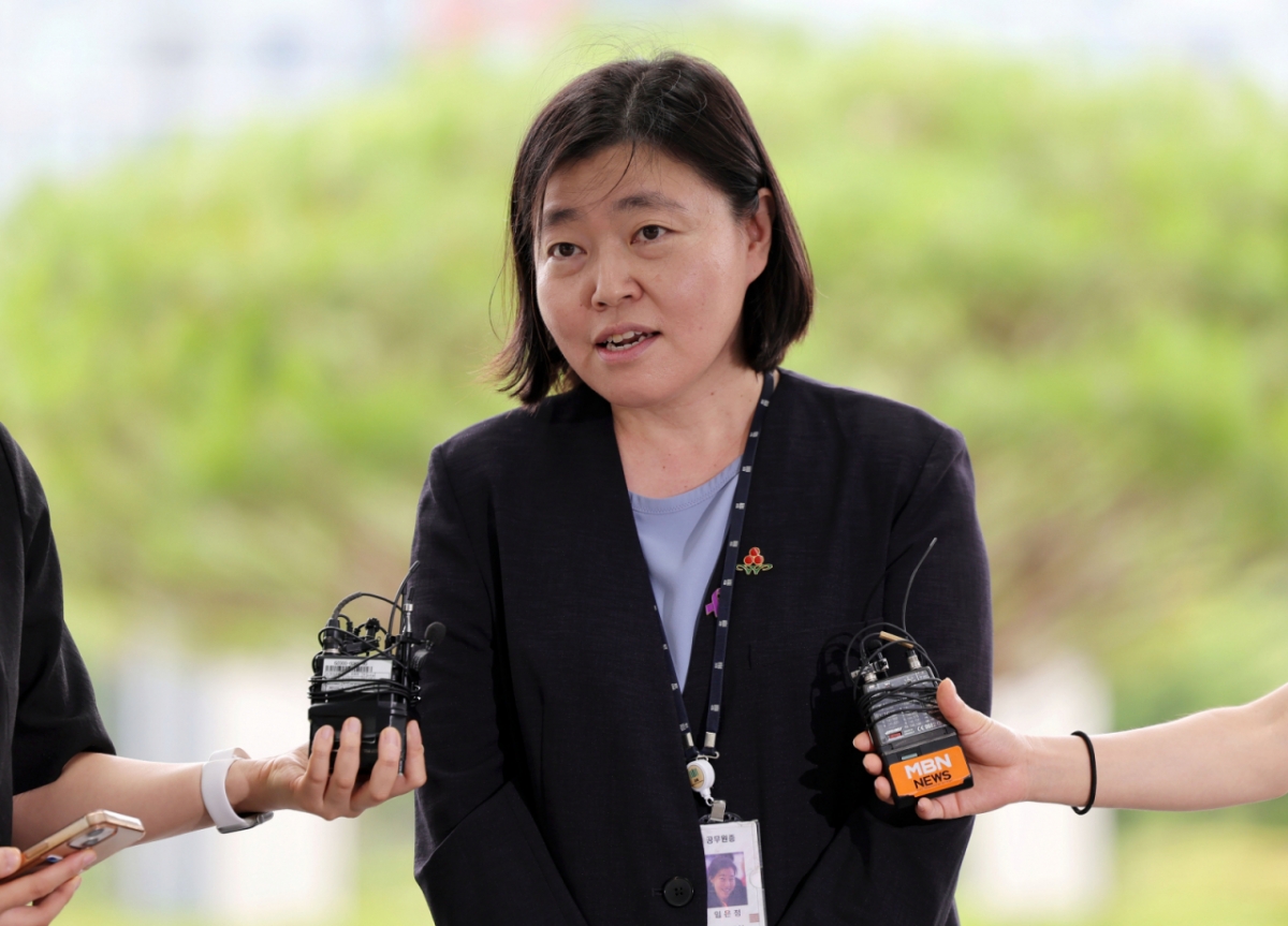 임은정 신임 서울동부지검장이 지난 7월4일 서울 송파구 서울동부지방검찰청으로 출근하며 취재진 질문에 답하고 있다. /사진=뉴시스.