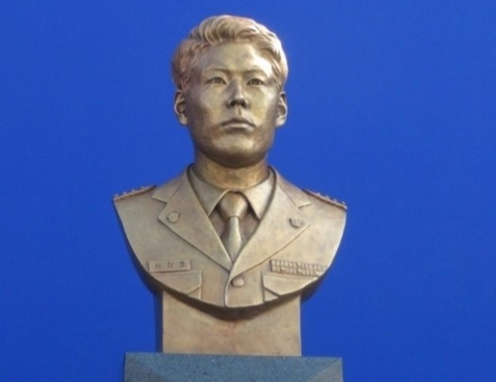 임무 중 불의의 습격으로 죽음을 맞은 이 경장은 순직이 인정돼 1계급 특진, 경사가 됐다. 정부는 또 이 경사의 희생과 공로를 인정, 옥조근정훈장을 수여했다.   인천해양경찰서는 인천해경부두와 월미공원, 해양경찰교육원 등에 이 경사의 흉상을 제작했다. 2015년 12월 해경 경비함정 중 최대 규모인 삼봉급 2번 함을 이청호함으로 명명했다. /사진=뉴스1