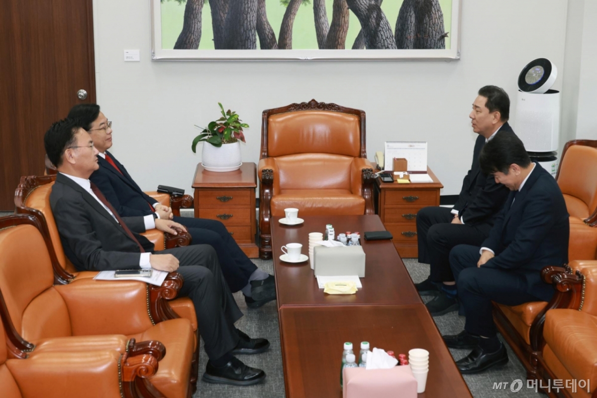 [서울=뉴시스] 고승민 기자 = 더불어민주당 김병기 원내대표, 문진석 원내수석, 국민의힘 송언석 원내대표, 유상범 원내수석이 10일 서울 여의도 국회 운영위원장실에서 회동하고 있다. 2025.12.10. kkssmm99@newsis.com /사진=고승민