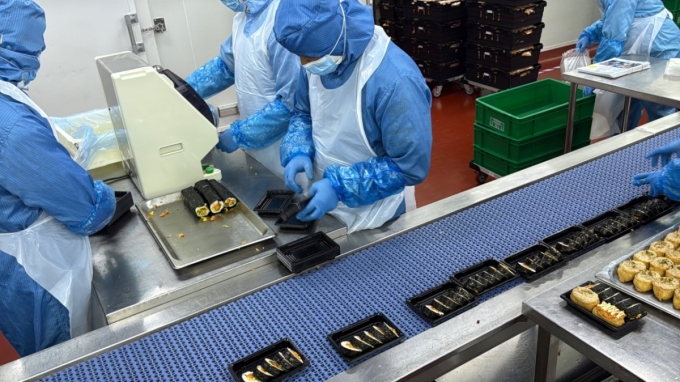 말레이시아 슬랑오르 페탈링자야에 위치한 마이뉴스홀딩스의 즉석식품제조공장(FPC)에서 김밥을 생산하고 있다. /사진=김민우 기자