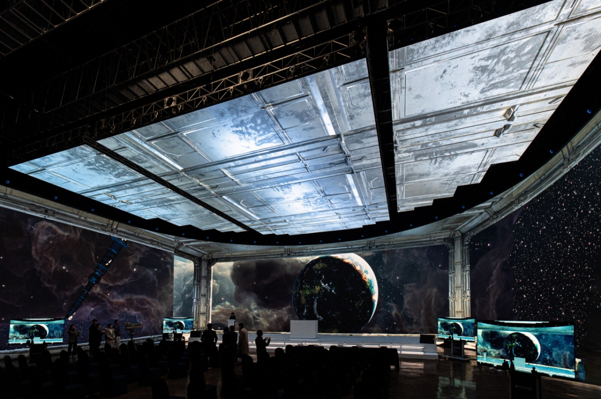 LG전자의 버추얼 프로덕션 전용 고화질 LED 솔루션으로 만든 국내 최대규모의 가상스튜디오에서 영화촬영을 위한 가상배경을 구현하고 있다. /사진 제공=LG전자