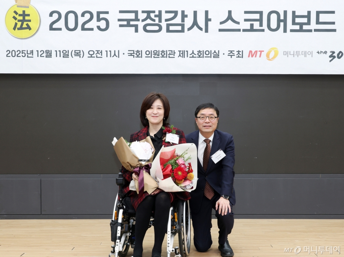 최보윤 국민의힘 의원이 11일 서울 여의도 국회 의원회관에서 열린 '2025 국정감사 스코어보드 대상'에서 스코어보드 대상을 수상한 뒤 김익태 머니투데이 편집국장과 기념촬영을 하고 있다. /사진=김창현 chmt@