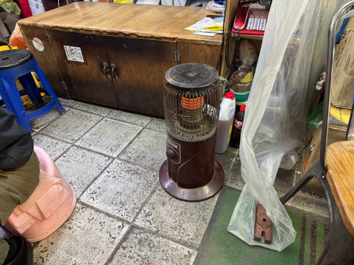 지난 10일 서울 강서구 까치산시장의 한 가게에서 사용 중인 난로 모습. 난로 가까이 비닐 천막이 있다. /사진=최문혁 기자.