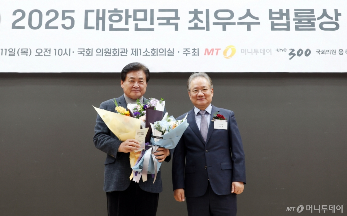 소병훈 더불어민주당 의원이 11일 서울 여의도 국회 의원회관에서 열린 '2025 대한민국 최우수 법률상'에서 '마약류 관리법 개정안'으로 최우수상을 수상한 뒤 강호병 머니투데이 대표와 기념촬영을 하고 있다. /사진=김창현 chmt@