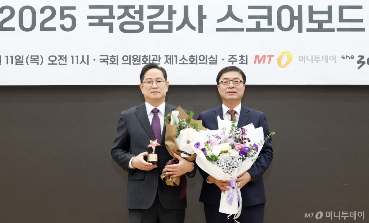 박수영 국민의힘 의원이 11일 서울 여의도 국회 의원회관에서 열린 '2025 국정감사 스코어보드 대상'에서 스코어보드 대상을 수상한 뒤 김익태 머니투데이 편집국장과 기념촬영을 하고 있다. /사진=김창현 chmt@