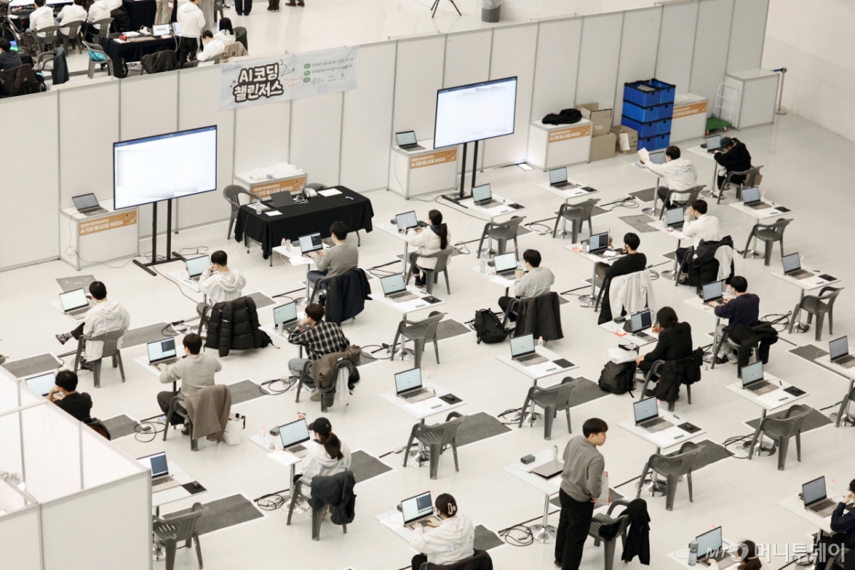 (서울=뉴스1) 황기선 기자 = 2일 오후 서울 중구 동대문디자인플라자(DDP)에서 열린 '2025 청년취업사관학교 AI 인재 페스티벌'에서 AI코딩 챌린저스 참가자들이 코딩작업을 하고 있다.  2025.12.2/뉴스1  Copyright © 뉴스1. All rights reserved. 무단 전재 및 재배포,  AI학습 이용 금지. /사진=(서울=뉴스1) 황기선 기자