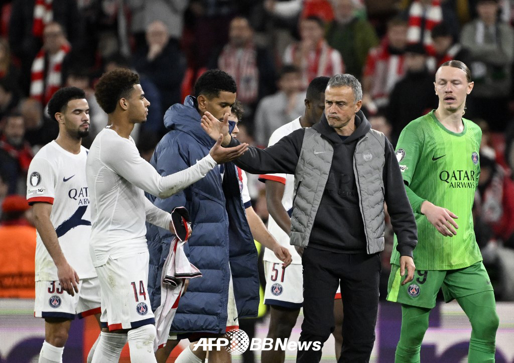 파리 생제르맹 루이스 엔리케(오른쪽 두 번째) 감독이 11일 스페인 빌바오의 에스타디오 산 마메스에서 열린 아틀레틱 클루브전 무승부 이후 선수들과 인사하고 있다. /AFPBBNews=뉴스1