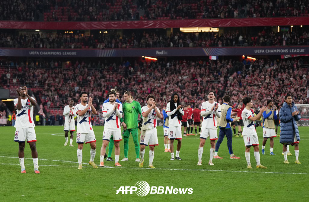 파리 생제르맹 선수들이 11일 스페인 빌바오의 에스타디오 산 마메스에서 열린 아틀레틱 클루브전 무승부 이후 원정 팬들에게 인사하고 있다. /AFPBBNews=뉴스1