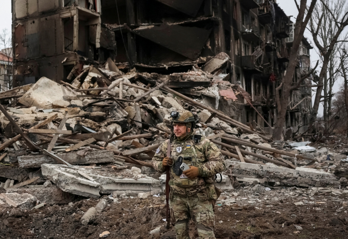 우크라이나 최전선 마을과 촌락에서 주민들을 대피시키는 우크라이나 경찰부대 소속 대원이 9일 도네츠크 지역의 최전선 마을 도브로필리아에서 주민 수색을 하고 있다./로이터=뉴스1