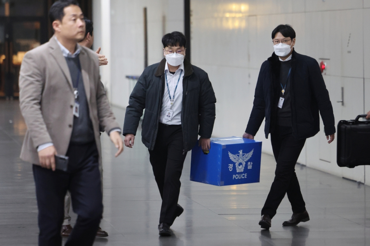경찰이 대규모 개인정보 유출 사태를 빚은 쿠팡을 상대로 강제수사에 나선 9일 오후 서울 송파구 쿠팡 본사 사무실에서 압수수색을 마친 경찰들이 압수품을 옮기고 있다./사진=뉴시스.