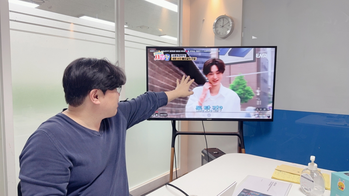 최 대표가 KT ENA 한 방송 프로그램에서 AI 간접광고(PPL) 솔루션 활용 예시를 소개하고 있다./사진=권현수기자