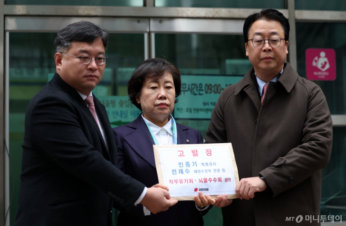 [서울=뉴시스] 김선웅 기자 = 조배숙(가운데) 사법정의수호 및 독재저지특위 위원장, 곽규택(오른쪽) 법률자문위원장, 김기윤 법률자문위 부위원장이 11일 서울 종로구 서울경찰청에서 통일교 금품수수 의혹 관련 민중기 특별검사 및 수사팀에 대한 직무유기 혐의 및 전재수 해양수산부 장관, 민주당 전현직 의원들을 정치자금법 위반·뇌물수수 혐의로 고발하기 위해 민원실로 향하고 있다. 2025.12.11. mangusta@newsis.com /사진=김선웅