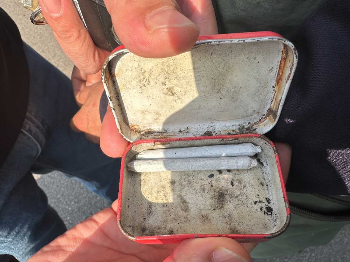 경찰이 A씨와 B씨가 대마를 연초 형태로 만들어서 피운 증거를 발견한 모습./사진제공=서울경찰청 광역수사단.