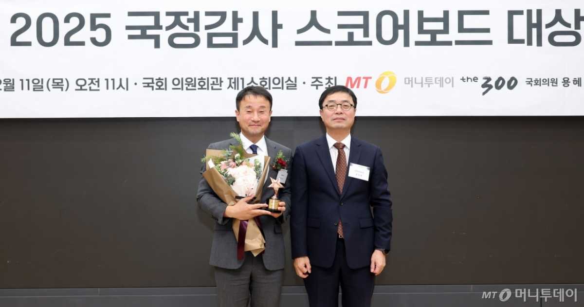 한병도 더불어민주당 의원이 11일 서울 여의도 국회 의원회관에서 열린 '2025 국정감사 스코어보드 대상'에서 스코어보드 대상을 수상한 뒤 김익태 머니투데이 편집국장과 기념촬영을 하고 있다. /사진=김창현 chmt@