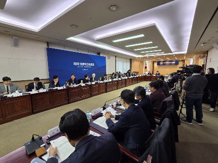 11일 오전 서울 종로구 정부서울청사에서 열린 제1차 의료혁신위원회에서 참석 위원들이 자리에 앉아 있다./사진=박정렬 기자