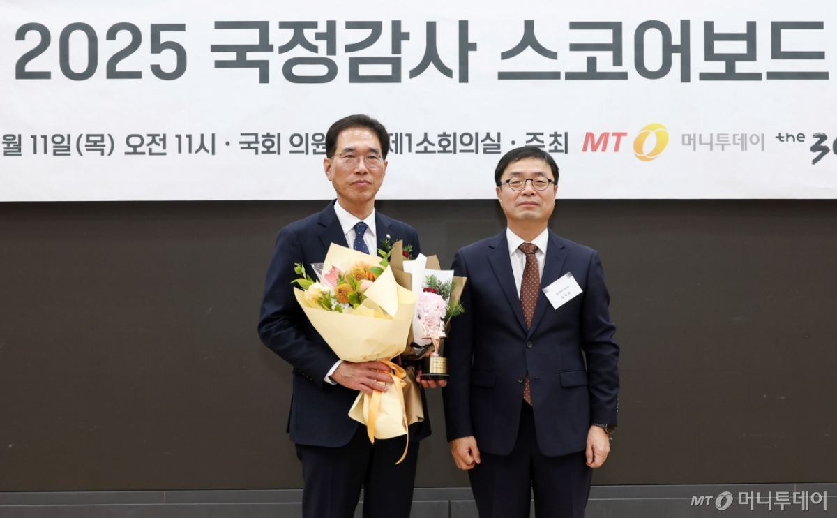 김주영 더불어민주당 의원이 11일 서울 여의도 국회 의원회관에서 열린 '2025 국정감사 스코어보드 대상'에서 스코어보드 대상을 수상한 뒤 김익태 머니투데이 편집국장과 기념촬영을 하고 있다. /사진=김창현 chmt@