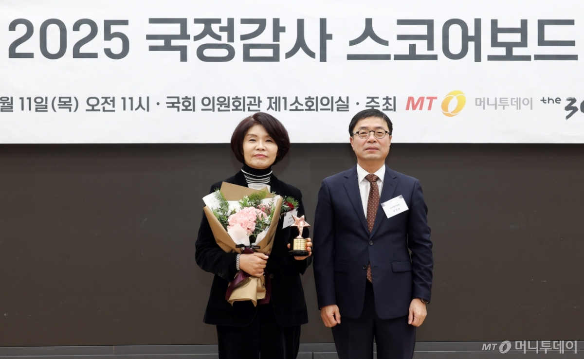 한정애 더불어민주당 의원이 11일 서울 여의도 국회 의원회관에서 열린 '2025 국정감사 스코어보드 대상'에서 스코어보드 대상을 수상한 뒤 김익태 머니투데이 편집국장과 기념촬영을 하고 있다. /사진=김창현 chmt@