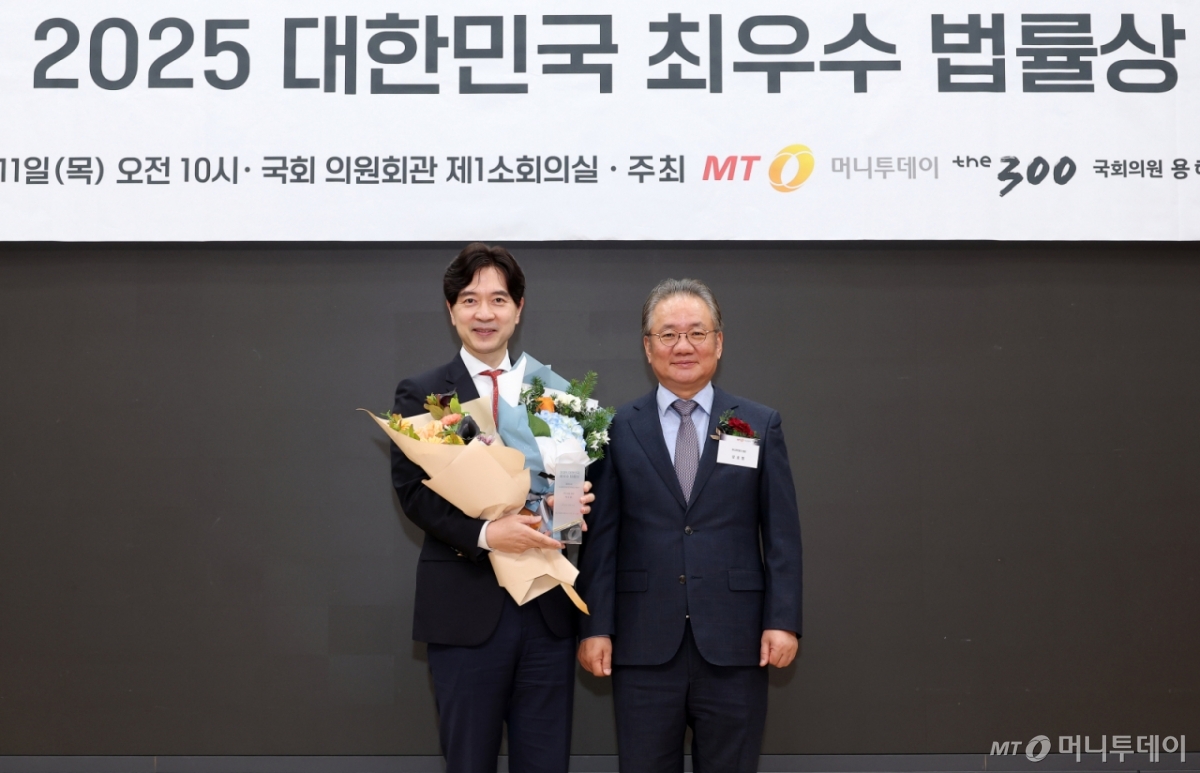 박성훈 국민의힘 의원이 11일 서울 여의도 국회 의원회관에서 열린 '2025 대한민국 최우수 법률상'에서 '소상공인 보호 및 지원법 개정안'으로 최우수상을 수상한 뒤 강호병 머니투데이 대표와 기념촬영을 하고 있다. /사진=김창현 chmt@