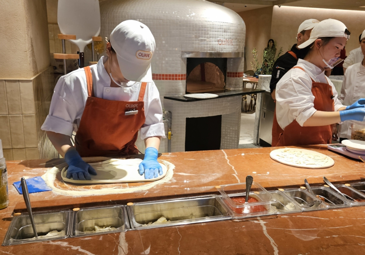 올리페페 매장 한가운데 위치한 공간에서는 주문 즉시 화덕피자를 빚어 화덕에 굽는 모습을 볼 수 있다./사진제공=CJ푸드빌