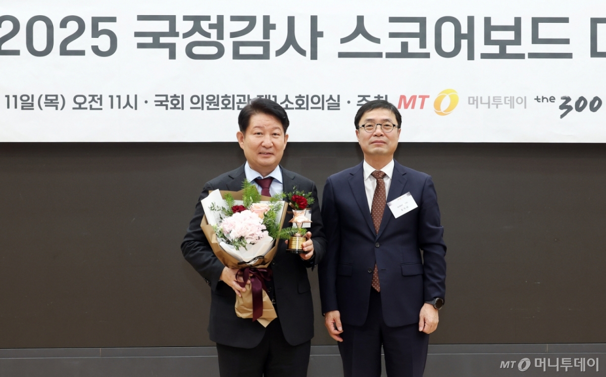 권영진 국민의힘 의원이 11일 서울 여의도 국회 의원회관에서 열린 '2025 국정감사 스코어보드 대상'에서 스코어보드 대상을 수상한 뒤 김익태 머니투데이 편집국장과 기념촬영을 하고 있다. /사진=김창현 chmt@