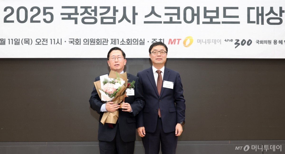 유용원 국민의힘 의원이 11일 서울 여의도 국회 의원회관에서 열린 '2025 국정감사 스코어보드 대상'에서 스코어보드 대상을 수상한 뒤 김익태 머니투데이 편집국장과 기념촬영을 하고 있다. / 사진=김창현 기자